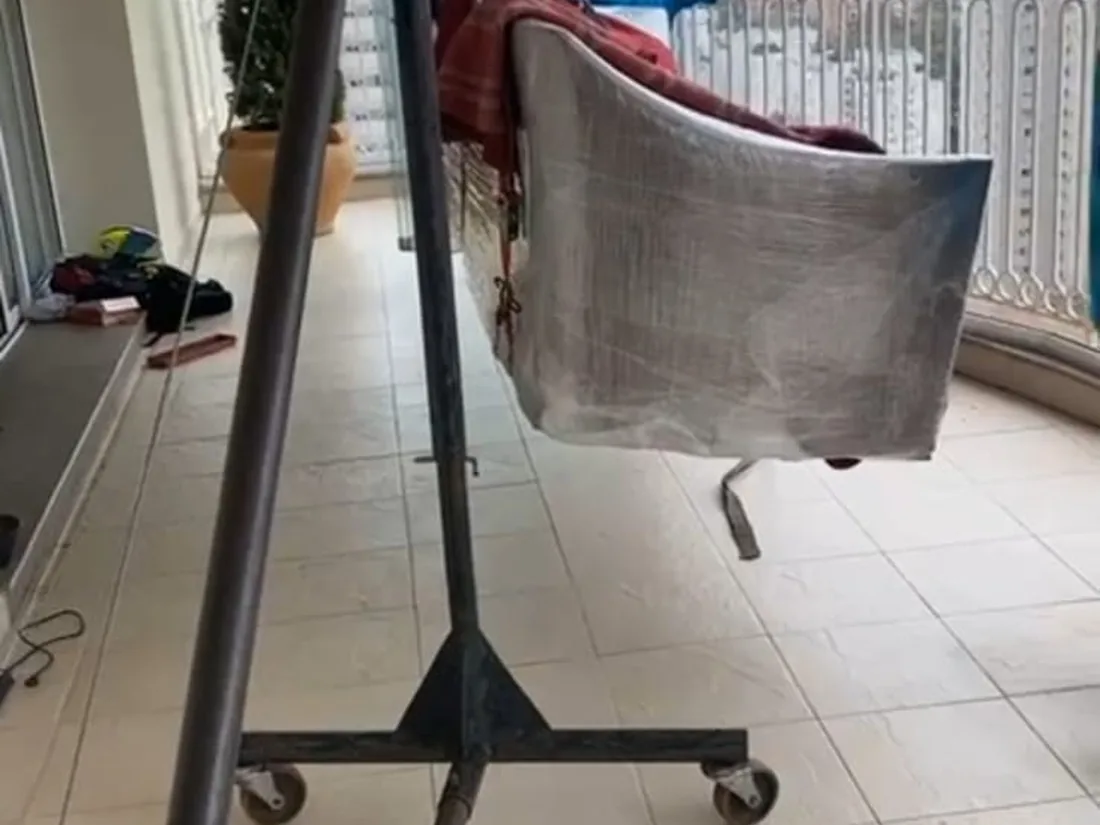 Móvel sendo movimentado por estrutura de içamento