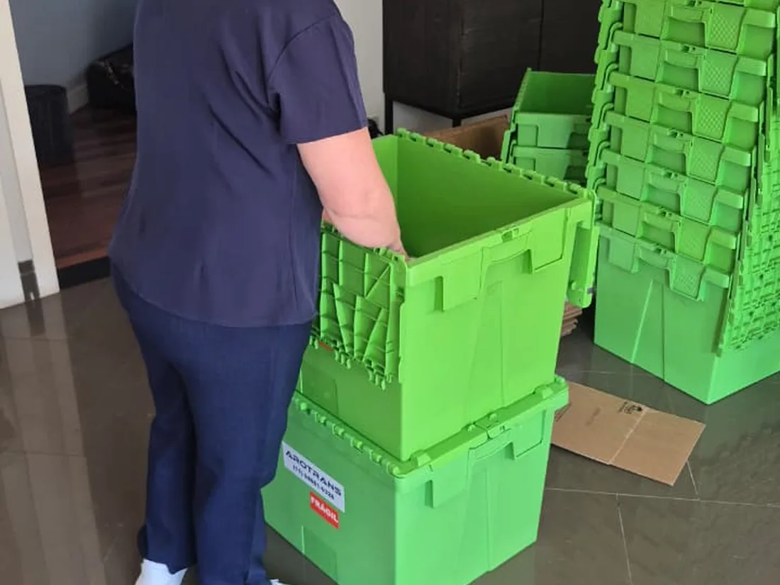 Equipe organizando caixas para a mudança