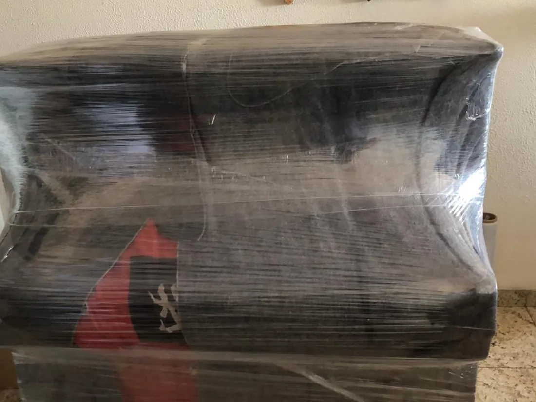 Sofá protegido com filme para mudança
