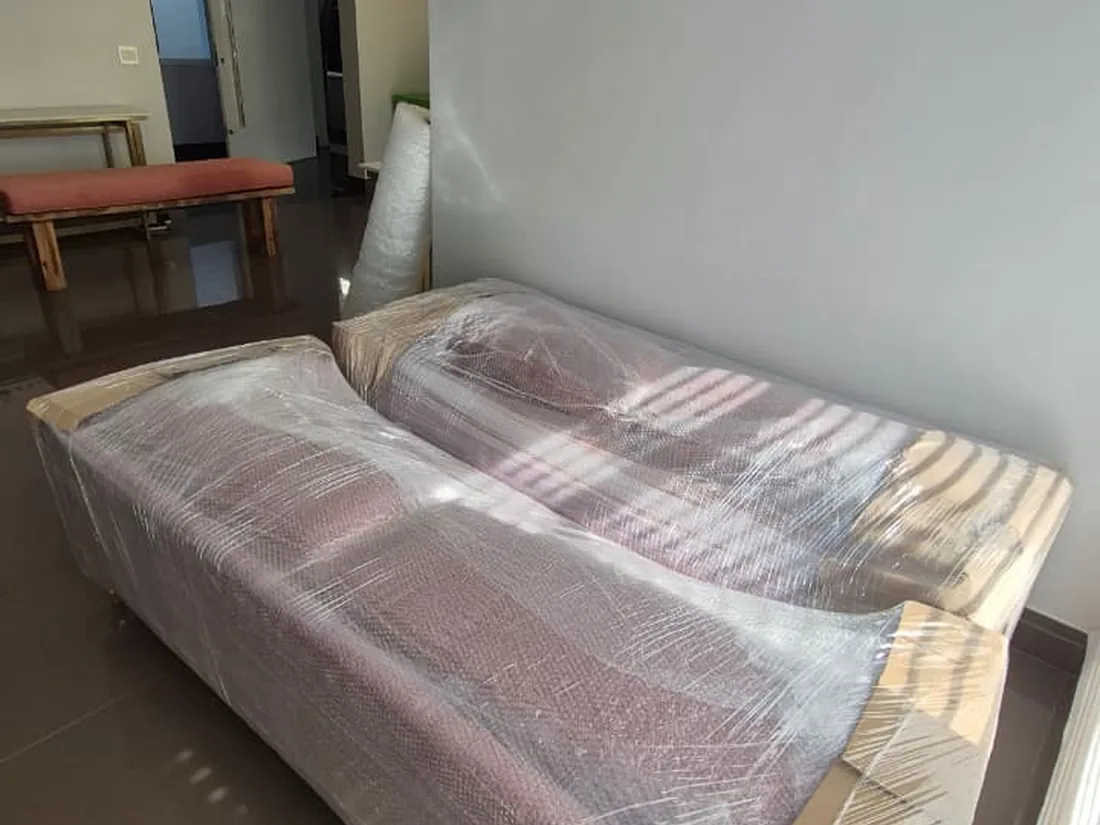 Sofá com filme e reforço de proteção